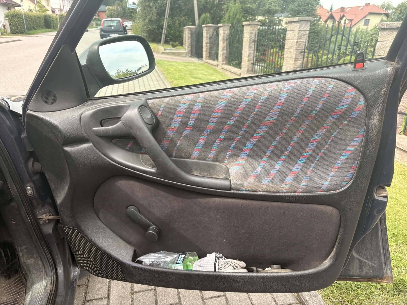 Wnętrze drzwi przed detailingiem