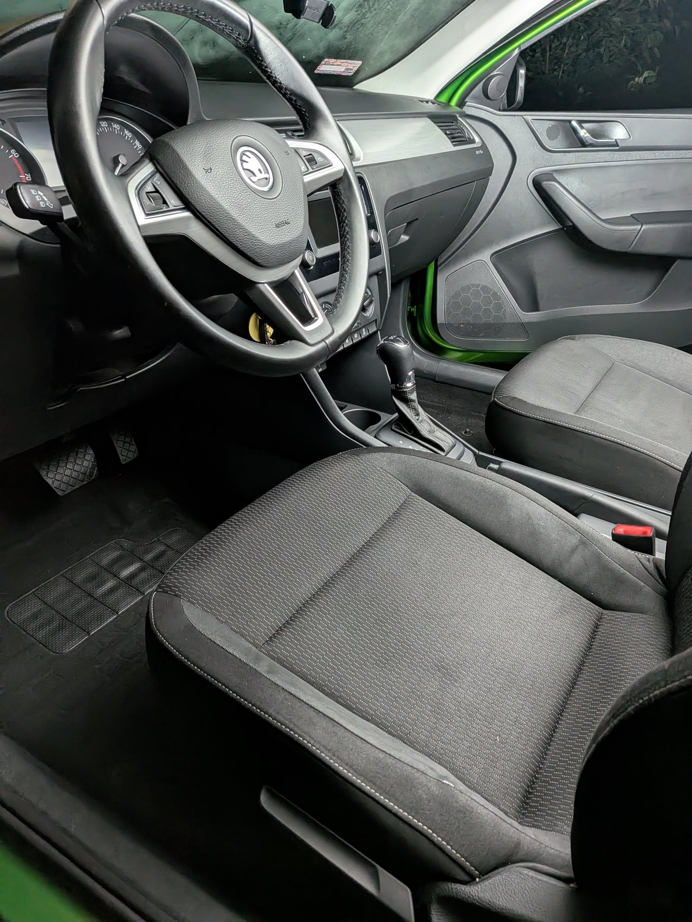 Deska rozdzielcza Škoda Rapid po detailingu