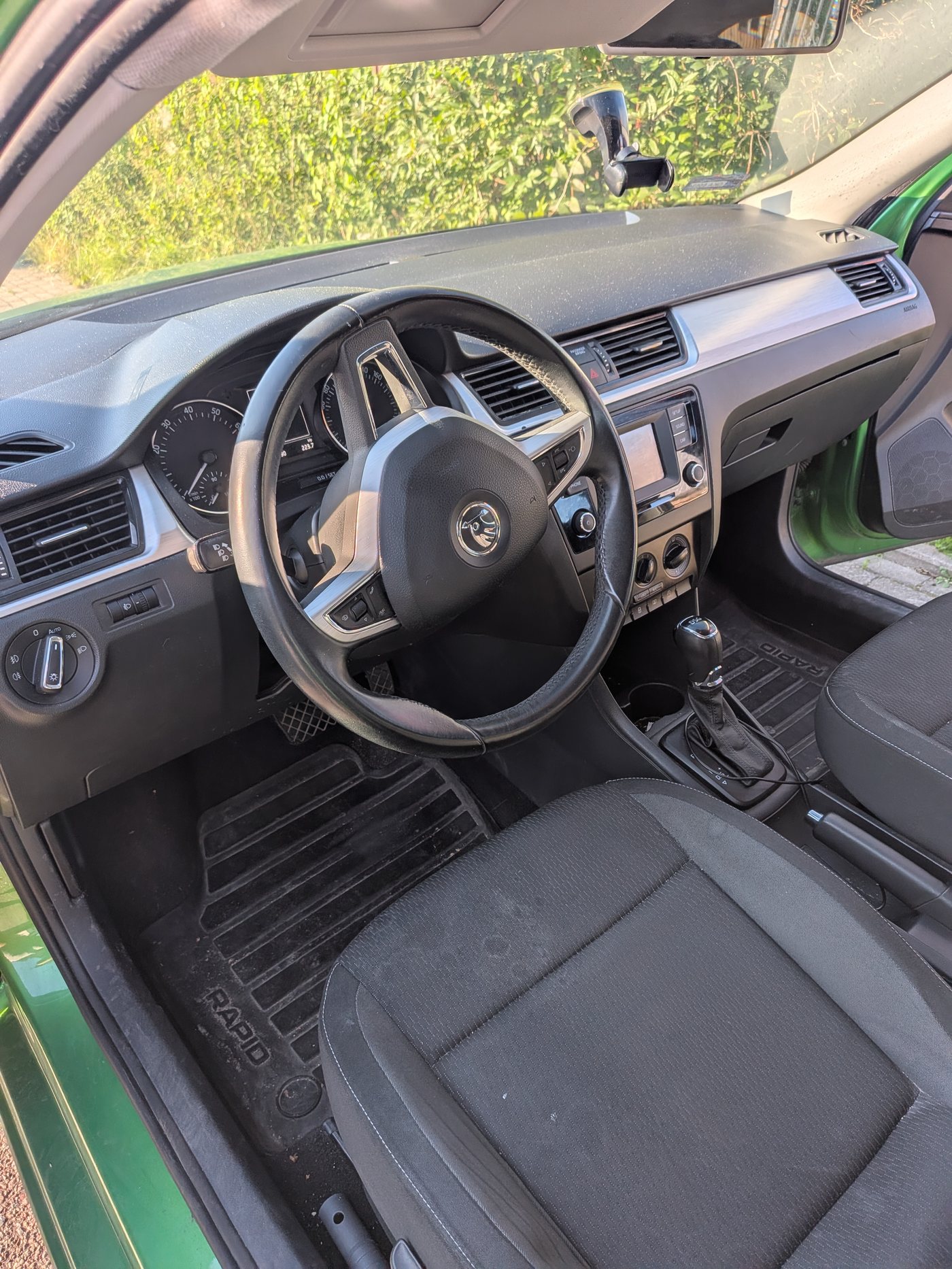 Deska rozdzielcza Škoda Rapid przed detailingiem